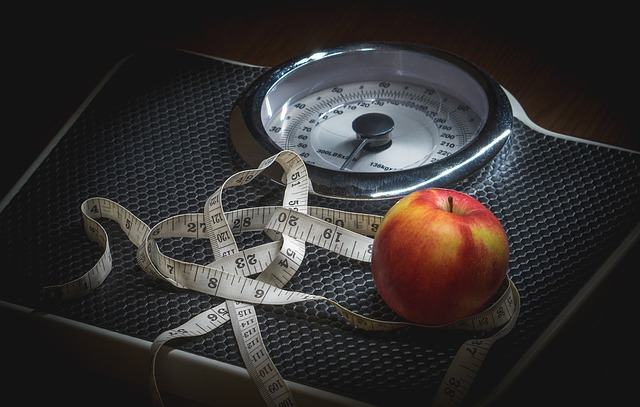 osobní váha a jablko